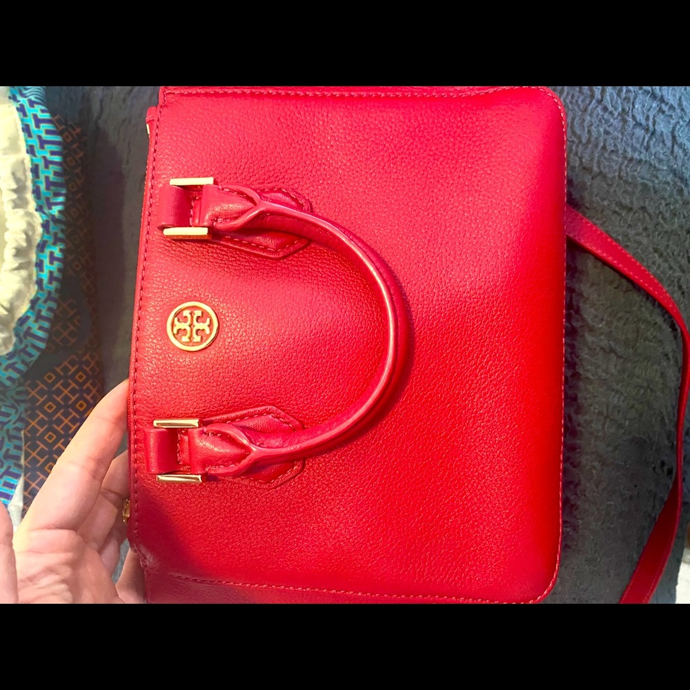 A practical and elegant mini tote for everyday use